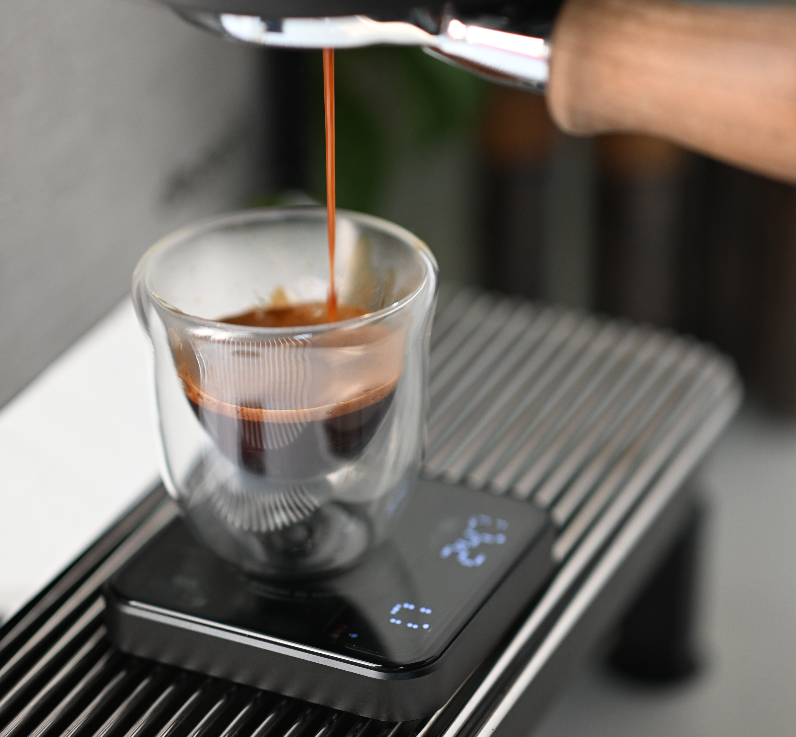 Why do professional coffee scales feature a Flow Rate mode?